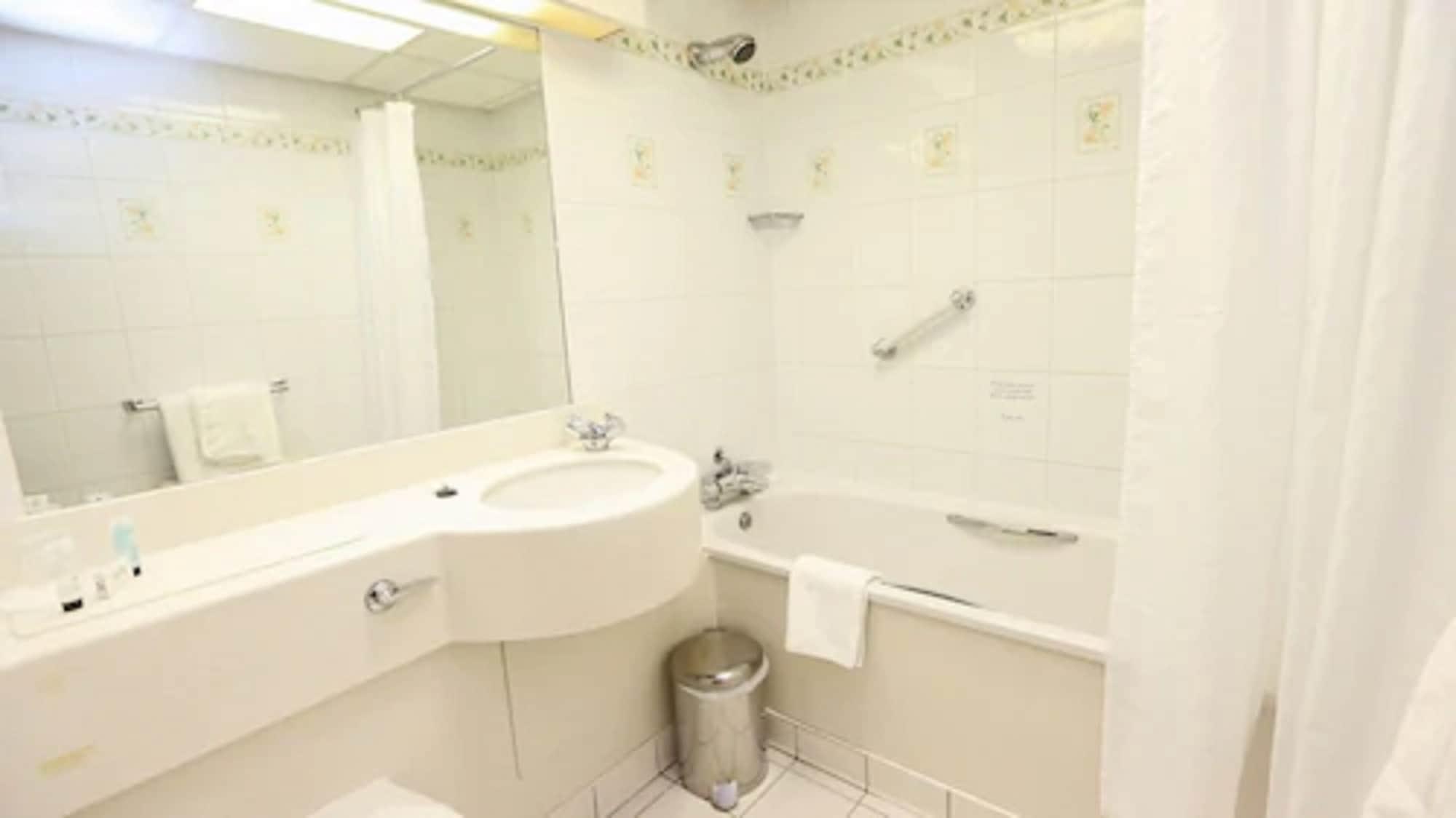Fairways Lodge & Leisure Club Prestwich Bagian luar foto